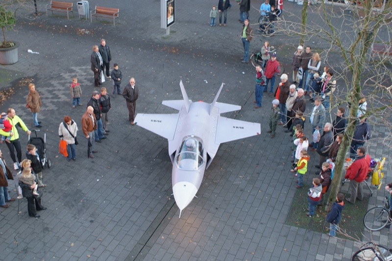 Illustration for article titled Guy Builds F-35 Fighter Jet On His Own